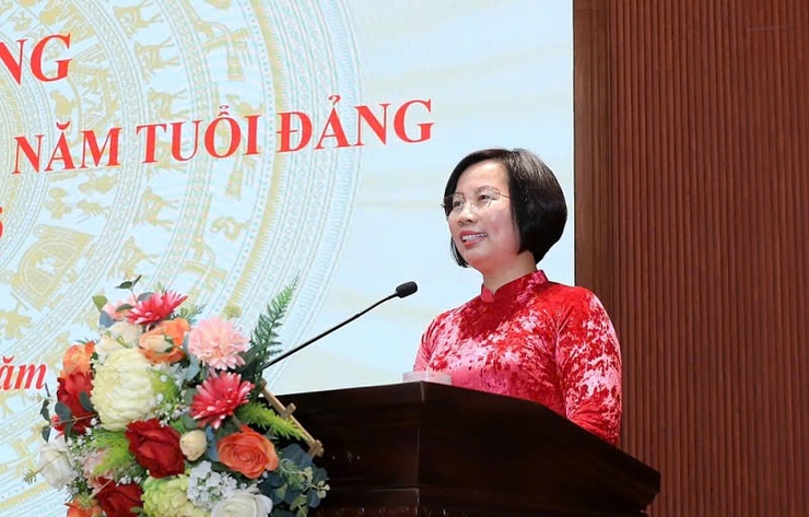 Phường Tây Hồ: Trao tặng Huy hiệu Đảng đợt 3/2 cho 141 đảng viên- Ảnh 1.