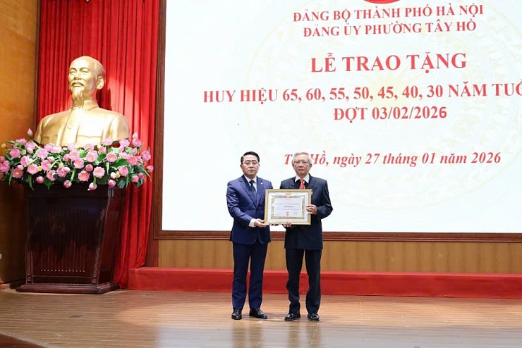 Phường Tây Hồ: Trao tặng Huy hiệu Đảng đợt 3/2 cho 141 đảng viên- Ảnh 5.