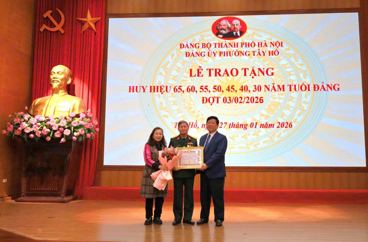 Phường Tây Hồ: Trao tặng Huy hiệu Đảng đợt 3/2 cho 141 đảng viên- Ảnh 4.