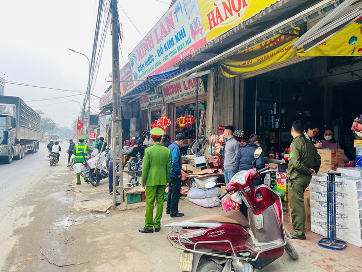 Công an xã Vật Lại đã triển khai cao điểm tuyên truyền, tổ chức ký cam kết chấp hành nghiêm các quy định về trật tự an toàn giao thông dịp tết Bính Ngọ 2026- Ảnh 1.