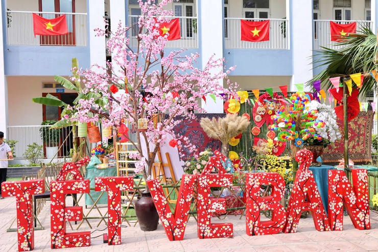 TRƯỜNG TIỂU HỌC THƯ LÂM TỔ CHỨC HỘI CHỢ XUÂN VỚI CHỦ ĐỀ “ XUÂN TÌNH NGUYỆN- TẾT SẺ CHIA”
- Ảnh 14.