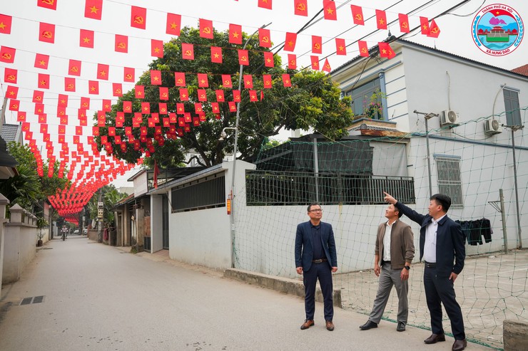 ĐỒNG CHÍ PHÓ CHỦ TỊCH UBND XÃ HƯNG ĐẠO KIỂM TRA CÔNG TÁC TRANG TRÍ, CHỈNH TRANG CẢNH QUAN TẠI CÁC THÔN DÂN CƯ- Ảnh 1.
