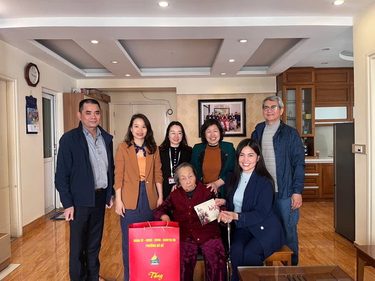 Lãnh đạo phường Bồ Đề thăm, tặng quà người có công, chúc thọ người cao tuổi tròn 100 tuổi, các Hội đặc thù và một số doanh nghiệp nhân dịp Tết Nguyên đán năm 2026.- Ảnh 7.