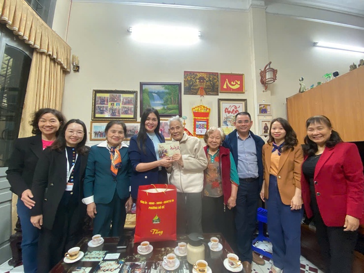 Lãnh đạo phường Bồ Đề thăm, tặng quà người có công, chúc thọ người cao tuổi tròn 100 tuổi, các Hội đặc thù và một số doanh nghiệp nhân dịp Tết Nguyên đán năm 2026.- Ảnh 10.