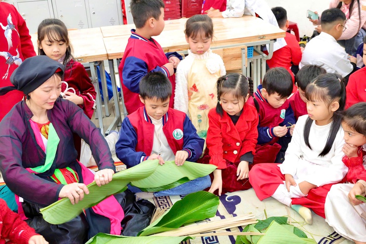 TRƯỜNG TIỂU HỌC THƯ LÂM TỔ CHỨC HỘI CHỢ XUÂN VỚI CHỦ ĐỀ “ XUÂN TÌNH NGUYỆN- TẾT SẺ CHIA”
- Ảnh 9.