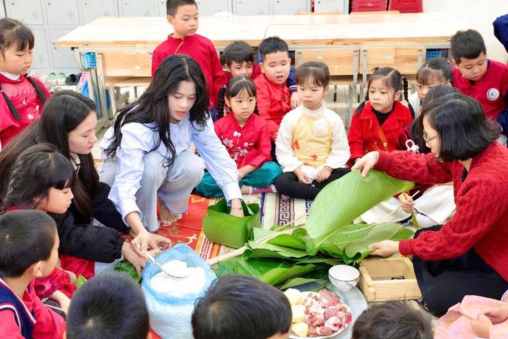 TRƯỜNG TIỂU HỌC THƯ LÂM TỔ CHỨC HỘI CHỢ XUÂN VỚI CHỦ ĐỀ “ XUÂN TÌNH NGUYỆN- TẾT SẺ CHIA”
- Ảnh 10.