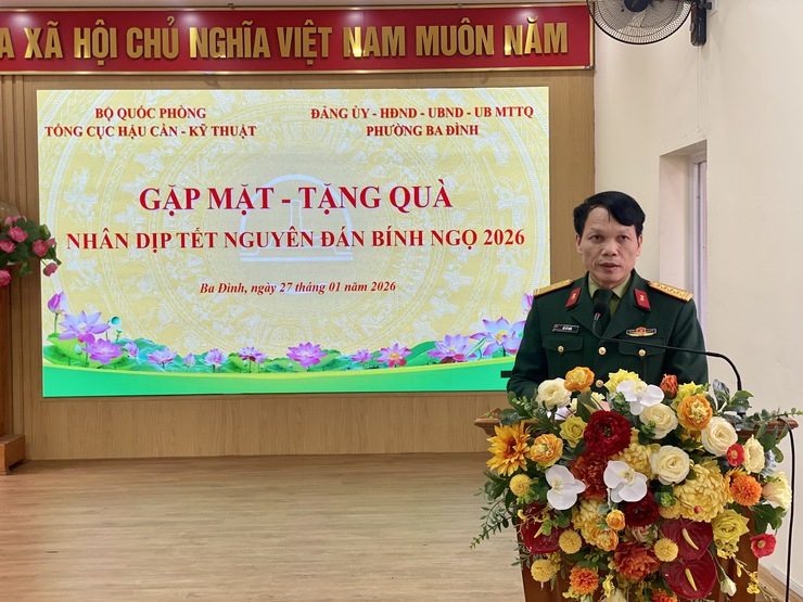 Phường Ba Đình và Tổng Cục Hậu cần - Kỹ thuật tặng quà gia đình chính sách nhân dịp Tết Nguyên đán Bính Ngọ- Ảnh 1.