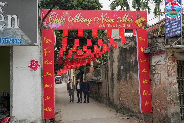 ĐỒNG CHÍ PHÓ CHỦ TỊCH UBND XÃ HƯNG ĐẠO KIỂM TRA CÔNG TÁC TRANG TRÍ, CHỈNH TRANG CẢNH QUAN TẠI CÁC THÔN DÂN CƯ- Ảnh 2.