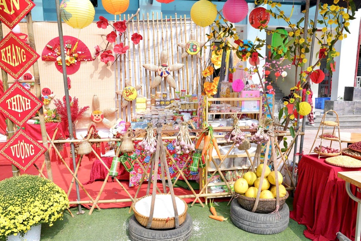 TRƯỜNG TIỂU HỌC THƯ LÂM TỔ CHỨC HỘI CHỢ XUÂN VỚI CHỦ ĐỀ “ XUÂN TÌNH NGUYỆN- TẾT SẺ CHIA”
- Ảnh 18.