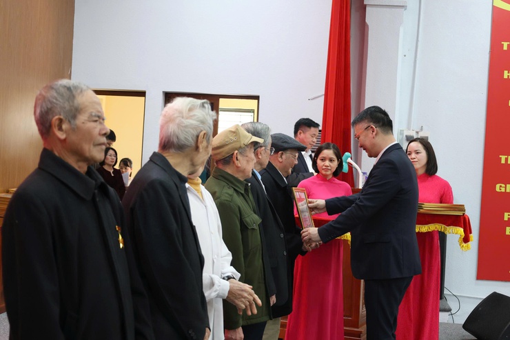 Xã Mê Linh trao tặng Huy hiệu Đảng đợt 03/02/2026- Ảnh 2.
