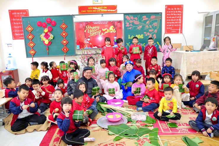 TRƯỜNG TIỂU HỌC THƯ LÂM TỔ CHỨC HỘI CHỢ XUÂN VỚI CHỦ ĐỀ “ XUÂN TÌNH NGUYỆN- TẾT SẺ CHIA”
- Ảnh 11.