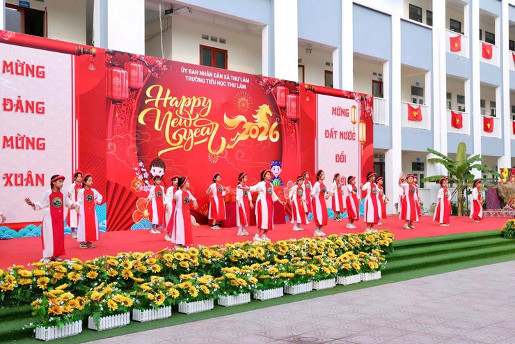 TRƯỜNG TIỂU HỌC THƯ LÂM TỔ CHỨC HỘI CHỢ XUÂN VỚI CHỦ ĐỀ “ XUÂN TÌNH NGUYỆN- TẾT SẺ CHIA”
- Ảnh 4.