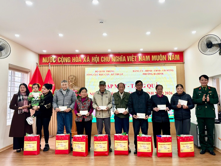 Phường Ba Đình và Tổng Cục Hậu cần - Kỹ thuật tặng quà gia đình chính sách nhân dịp Tết Nguyên đán Bính Ngọ- Ảnh 2.