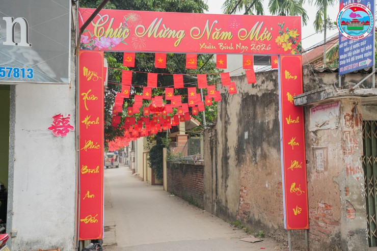 ĐỒNG CHÍ PHÓ CHỦ TỊCH UBND XÃ HƯNG ĐẠO KIỂM TRA CÔNG TÁC TRANG TRÍ, CHỈNH TRANG CẢNH QUAN TẠI CÁC THÔN DÂN CƯ- Ảnh 3.