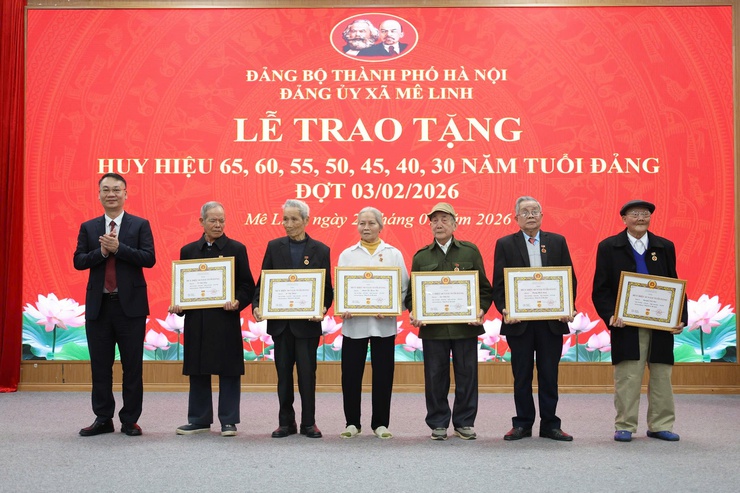Xã Mê Linh trao tặng Huy hiệu Đảng đợt 03/02/2026- Ảnh 3.