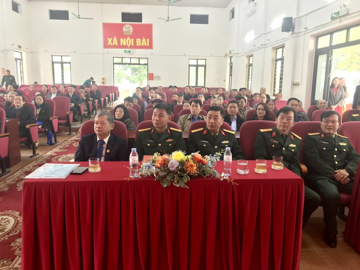Bàn giao nhiệm vụ chỉ huy trưởng - Ban chỉ huy quân sự xã Nội Bài- Ảnh 1.