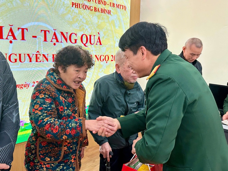 Phường Ba Đình và Tổng Cục Hậu cần - Kỹ thuật tặng quà gia đình chính sách nhân dịp Tết Nguyên đán Bính Ngọ- Ảnh 3.