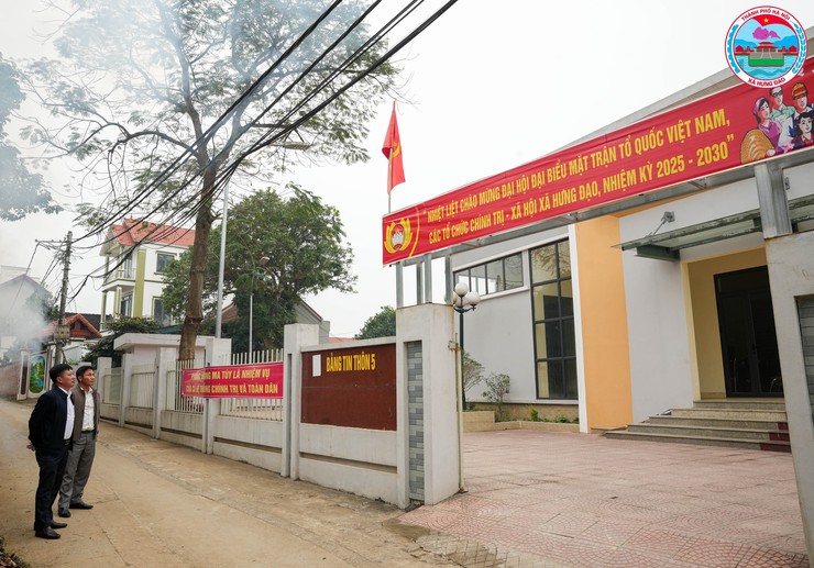 ĐỒNG CHÍ PHÓ CHỦ TỊCH UBND XÃ HƯNG ĐẠO KIỂM TRA CÔNG TÁC TRANG TRÍ, CHỈNH TRANG CẢNH QUAN TẠI CÁC THÔN DÂN CƯ- Ảnh 4.