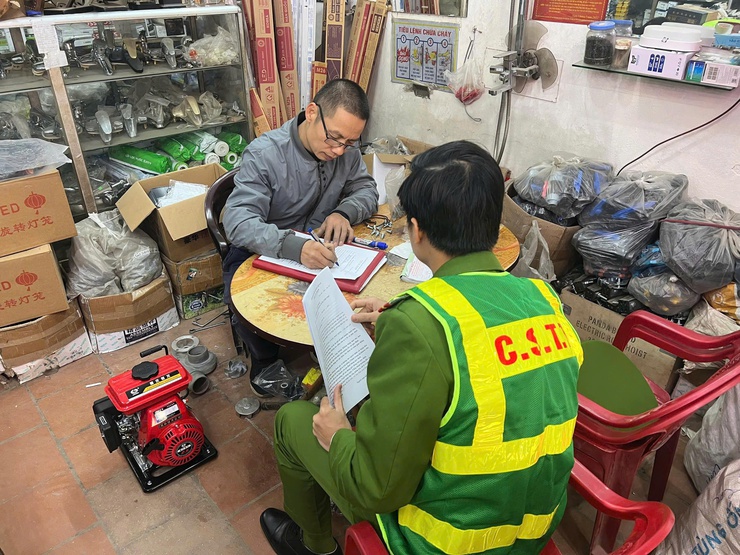 Công an xã Vật Lại đã triển khai cao điểm tuyên truyền, tổ chức ký cam kết chấp hành nghiêm các quy định về trật tự an toàn giao thông dịp tết Bính Ngọ 2026- Ảnh 3.