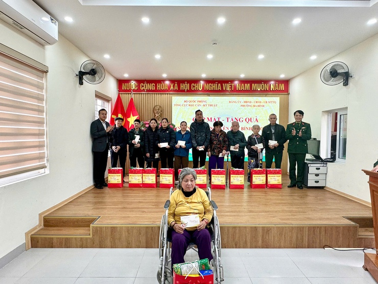 Phường Ba Đình và Tổng Cục Hậu cần - Kỹ thuật tặng quà gia đình chính sách nhân dịp Tết Nguyên đán Bính Ngọ- Ảnh 4.