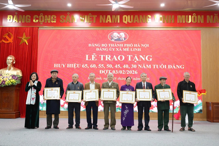 Xã Mê Linh trao tặng Huy hiệu Đảng đợt 03/02/2026- Ảnh 4.
