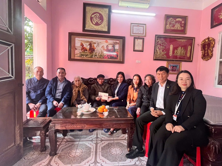 Lãnh đạo phường Bồ Đề thăm, tặng quà người có công, chúc thọ người cao tuổi tròn 100 tuổi, các Hội đặc thù và một số doanh nghiệp nhân dịp Tết Nguyên đán năm 2026.- Ảnh 9.