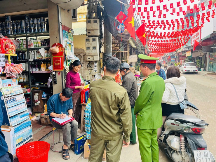 Công an xã Vật Lại đã triển khai cao điểm tuyên truyền, tổ chức ký cam kết chấp hành nghiêm các quy định về trật tự an toàn giao thông dịp tết Bính Ngọ 2026- Ảnh 4.