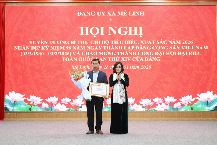 Xã Mê Linh trao tặng Huy hiệu Đảng đợt 03/02/2026- Ảnh 8.