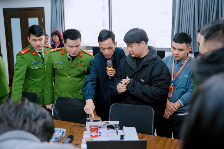 Công an phường Kiến Hưng tập huấn ứng dụng trí tuệ nhân tạo (AI) nâng cao hiệu quả công tác và tham quan, học tập mô hình, sản phẩm chuyển đổi số, trí tuệ nhân tạo- Ảnh 2.