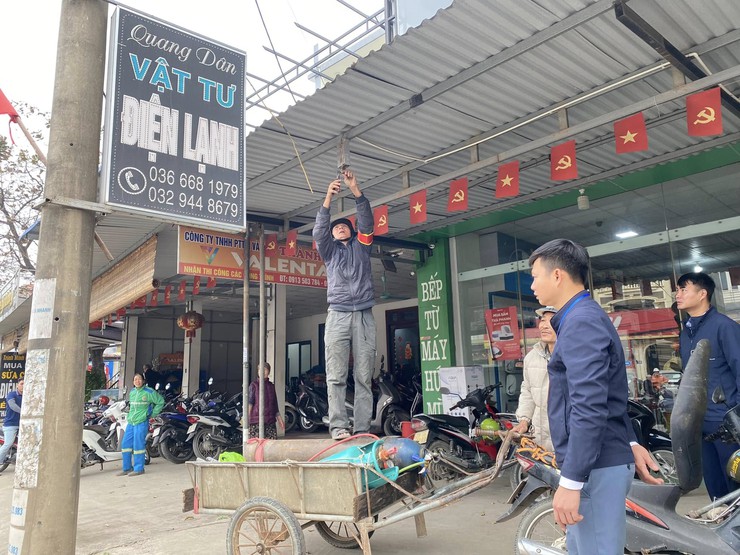 Xã Trung Giã ra quân xử lý giải toả vi phạm trật tự an toàn giao thông, lấn chiếm lòng đường, vỉa hè- Ảnh 7.