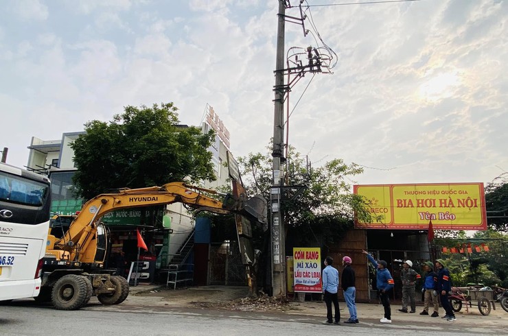 Xã Trung Giã ra quân xử lý giải toả vi phạm trật tự an toàn giao thông, lấn chiếm lòng đường, vỉa hè- Ảnh 6.