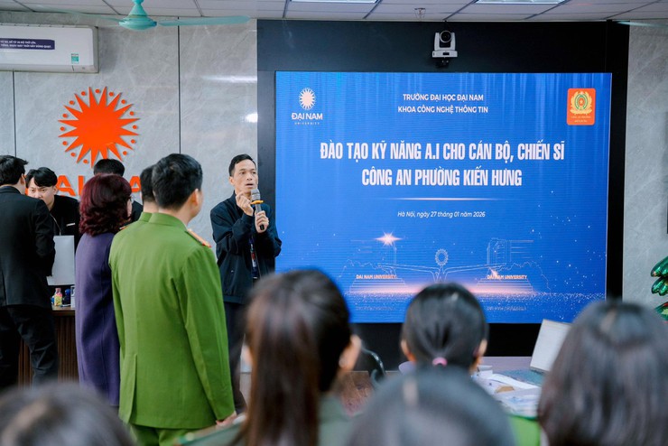 Công an phường Kiến Hưng tập huấn ứng dụng trí tuệ nhân tạo (AI) nâng cao hiệu quả công tác và tham quan, học tập mô hình, sản phẩm chuyển đổi số, trí tuệ nhân tạo- Ảnh 3.