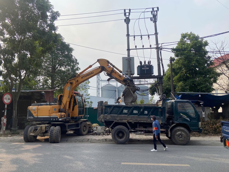 Xã Trung Giã ra quân xử lý giải toả vi phạm trật tự an toàn giao thông, lấn chiếm lòng đường, vỉa hè- Ảnh 8.