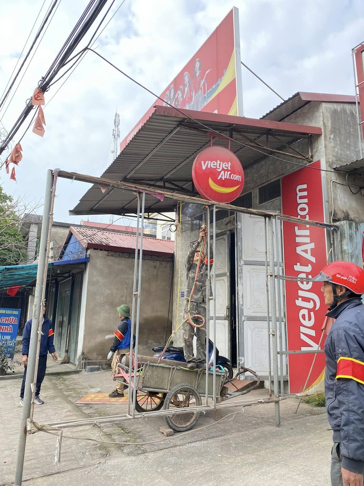 Xã Trung Giã ra quân xử lý giải toả vi phạm trật tự an toàn giao thông, lấn chiếm lòng đường, vỉa hè- Ảnh 4.