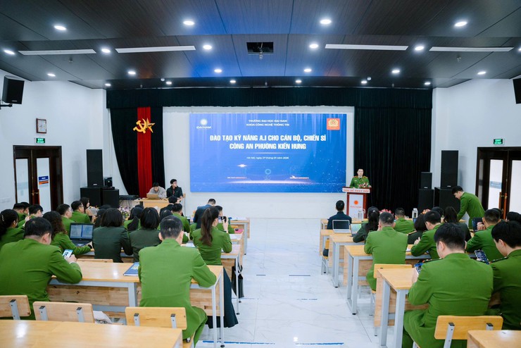 Công an phường Kiến Hưng tập huấn ứng dụng trí tuệ nhân tạo (AI) nâng cao hiệu quả công tác và tham quan, học tập mô hình, sản phẩm chuyển đổi số, trí tuệ nhân tạo- Ảnh 1.