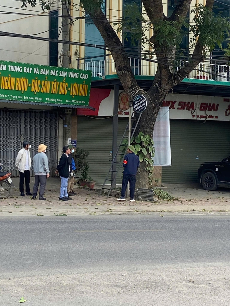 Xã Trung Giã ra quân xử lý giải toả vi phạm trật tự an toàn giao thông, lấn chiếm lòng đường, vỉa hè- Ảnh 2.