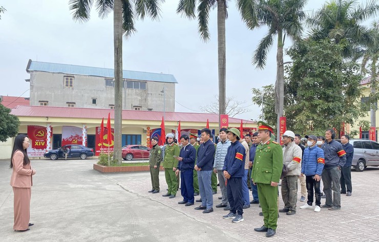 Xã Trung Giã ra quân xử lý giải toả vi phạm trật tự an toàn giao thông, lấn chiếm lòng đường, vỉa hè- Ảnh 1.