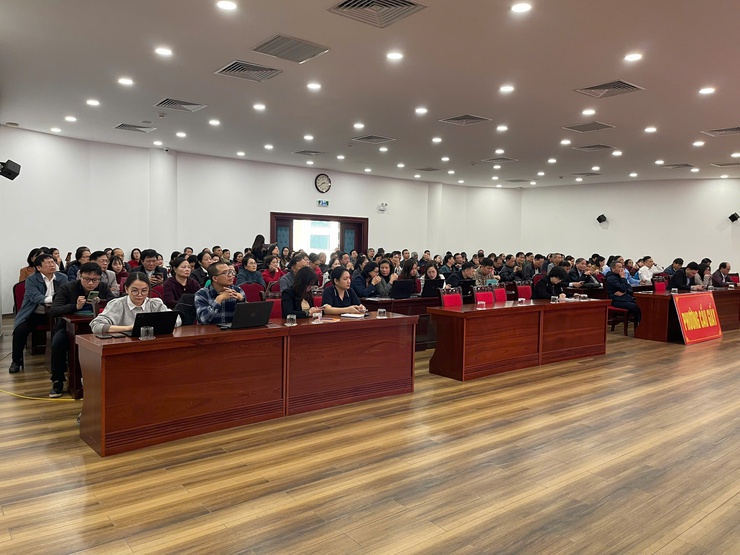 PHƯỜNG CẦU GIẤY TỔ CHỨC HỘI NGHỊ TẬP HUẤN TRIỂN KHAI 04 THỦ TỤC HÀNH CHÍNH CỦA ĐẢNG TRÊN MÔI TRƯỜNG ĐIỆN TỬ- Ảnh 1.