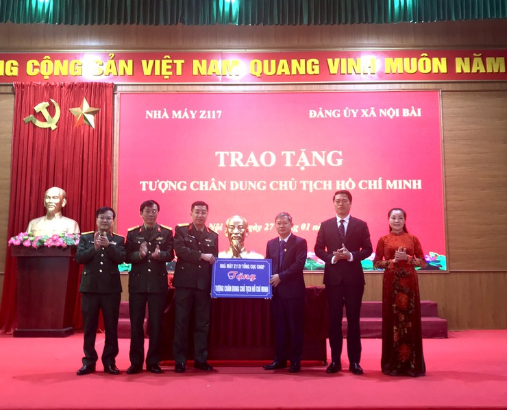 Nhà máy Z117 trao tặng tượng chân dung Chủ tịch Hồ Chí Minh- Ảnh 1.