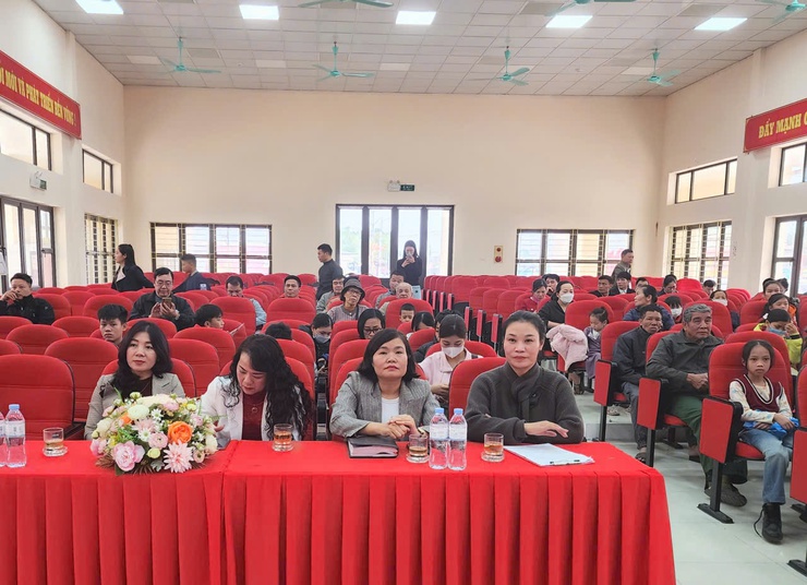 Xã Nội Bài trao 50 suất quà Tết ý nghĩa cho trẻ em có hoàn cảnh khó khăn nhân dịp xuân Bính Ngọ 2026- Ảnh 3.