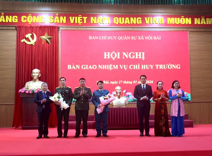 Bàn giao nhiệm vụ chỉ huy trưởng - Ban chỉ huy quân sự xã Nội Bài- Ảnh 3.