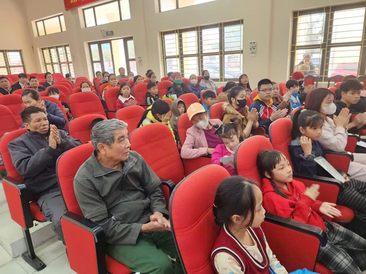 Xã Nội Bài trao 50 suất quà Tết ý nghĩa cho trẻ em có hoàn cảnh khó khăn nhân dịp xuân Bính Ngọ 2026- Ảnh 6.