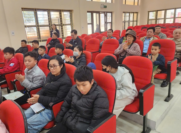 Xã Nội Bài trao 50 suất quà Tết ý nghĩa cho trẻ em có hoàn cảnh khó khăn nhân dịp xuân Bính Ngọ 2026- Ảnh 7.