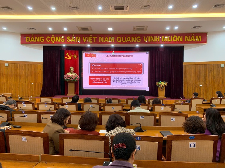 Tiếp sóng hội nghị thông báo nhanh kết quả Đại hội đại biểu toàn quốc lần thứ XIV của Đảng tại điểm cầu phường Việt Hưng- Ảnh 1.