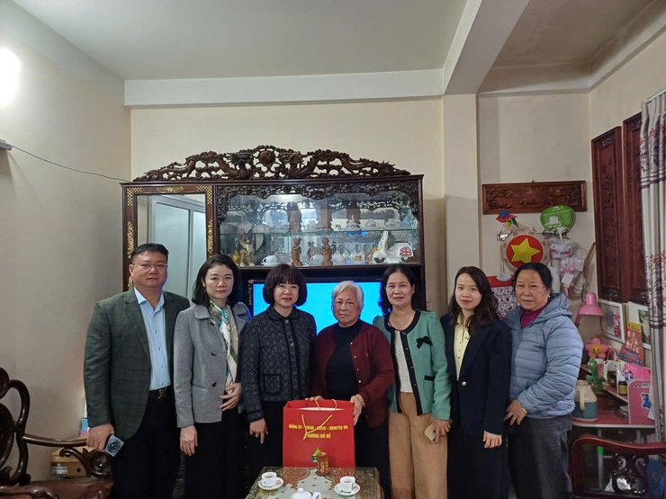 Lãnh đạo phường Bồ Đề thăm, tặng quà người có công, chúc thọ người cao tuổi tròn 100 tuổi, các Hội đặc thù và một số doanh nghiệp nhân dịp Tết Nguyên đán năm 2026.- Ảnh 1.