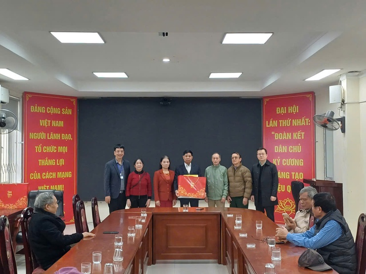 Lãnh đạo phường Bồ Đề thăm, tặng quà người có công, chúc thọ người cao tuổi tròn 100 tuổi, các Hội đặc thù và một số doanh nghiệp nhân dịp Tết Nguyên đán năm 2026.- Ảnh 5.