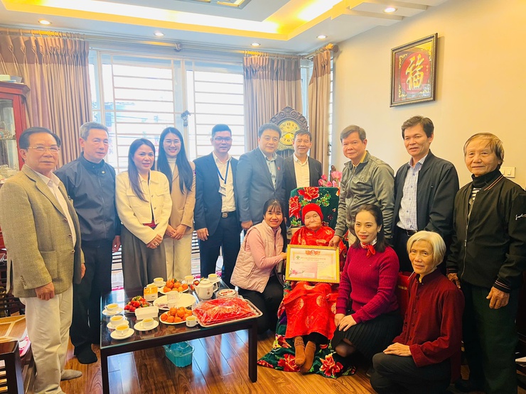 Lãnh đạo phường Bồ Đề thăm, tặng quà người có công, chúc thọ người cao tuổi tròn 100 tuổi, các Hội đặc thù và một số doanh nghiệp nhân dịp Tết Nguyên đán năm 2026.- Ảnh 8.