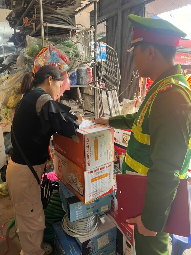 Công an xã Vật Lại đã triển khai cao điểm tuyên truyền, tổ chức ký cam kết chấp hành nghiêm các quy định về trật tự an toàn giao thông dịp tết Bính Ngọ 2026- Ảnh 5.