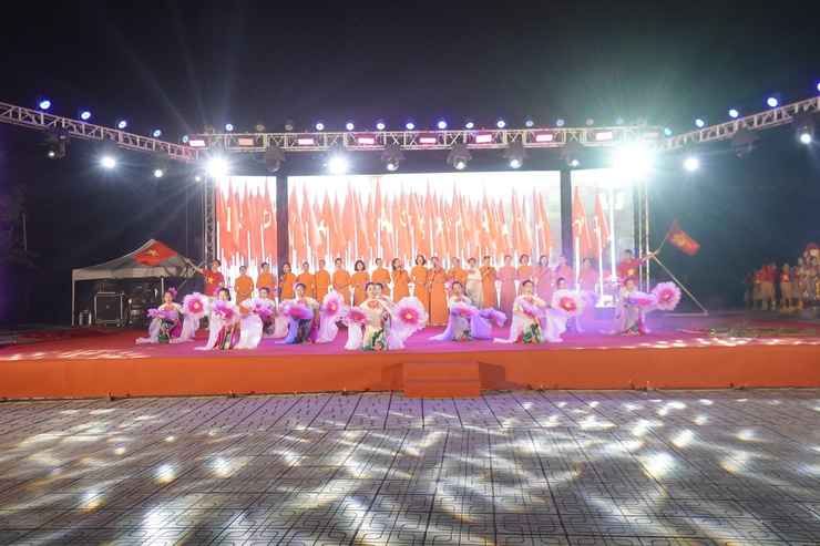 Hoạt động văn hóa, văn nghệ quần chúng - điểm tự bền vững của đời sống tinh thần ở cơ sở- Ảnh 2.