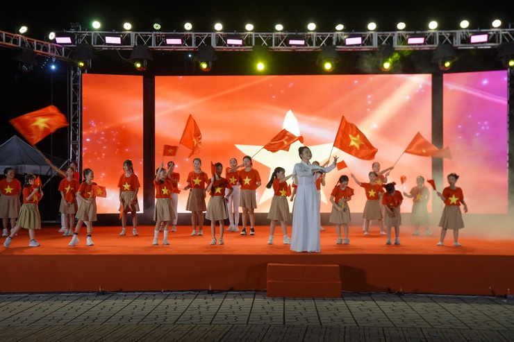 Hoạt động văn hóa, văn nghệ quần chúng - điểm tự bền vững của đời sống tinh thần ở cơ sở- Ảnh 3.